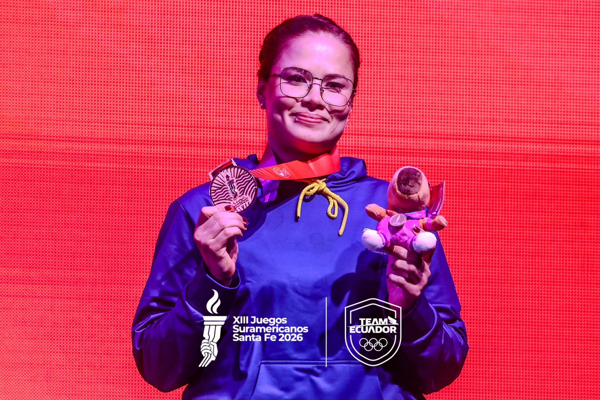 TeamEcuador_Oly's tweet photo. 🥉🥋🇪🇨 𝗘𝗟 𝗕𝗥𝗢𝗡𝗖𝗘 𝗤𝗨𝗘 𝗦𝗘 𝗟𝗟𝗘𝗩𝗔 𝗩𝗔𝗟𝗘𝗥𝗜𝗔 𝗘𝗖𝗛𝗘𝗩𝗘𝗥

La ecuatoriana recibió su medalla de bronce en el kumite femenino +68 kg, luego de vencer a la peruana Gianella Lozano en el combate por el tercer lugar. 🇪🇨🥉👏 https://t.co/sTzvQO6LiP