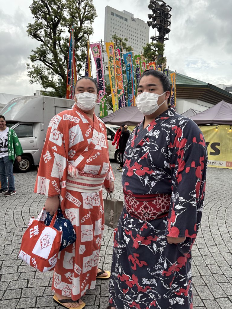 JunMauntain's tweet photo. 力士出待ち
二子山部屋
小滝山さんと駿太くん
いつもにこやか😊仲良し兄弟
#二子山部屋#二子山部屋好き#小滝山#駿太#相馬兄弟#相撲好き https://t.co/NnQ9nl2E9k