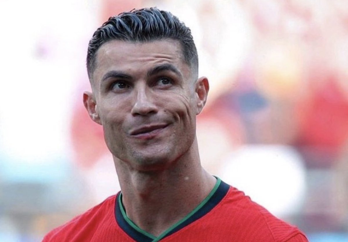 FabrizioRomano's tweet photo. 💞 Cristiano Ronaldo: “The young kids love me because they saw me as an example and that for me is the most important thing…”.

“I will continue to do that even when I retires after 10 years!”, says laughing. https://t.co/w6A21VzfhK