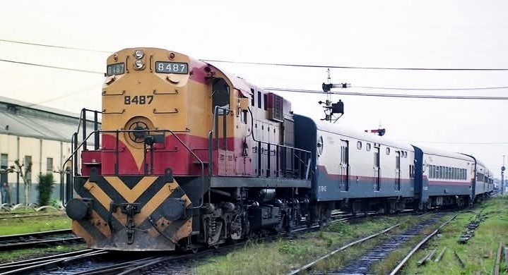 BsAs_recuerdo's tweet photo. El servicio de pasajeros del Ferrocarril San Martín conocido coloquialmente como "el Martita", procedente de Rufino y Junín, ingresando a su terminal porteña de Retiro en 1990. https://t.co/MqjyEn8O1Q