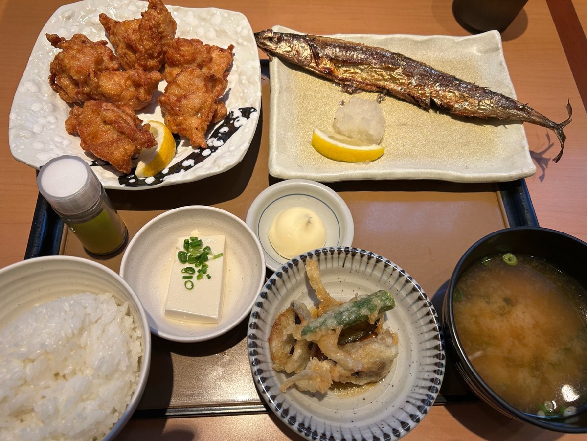 a10210709a's tweet photo. おはよー☀️

謎解きコードΣ(ﾟдﾟ；)
完全に埋もれるはズルじゃんw
まぁ青なら頑張るけど金なら諦めるꉂ🤣𐤔

今夜まさか新精霊20種以上増える？😅
まっのんびり集めるか🐌✨

ウォシュレットは水より花火派🙋‍♂️🎇

昨日は秋刀魚🐟✨
秋刀魚と唐揚げ…どっちがメインの定食か分からんくなった🤣
どっちも美味い🍜