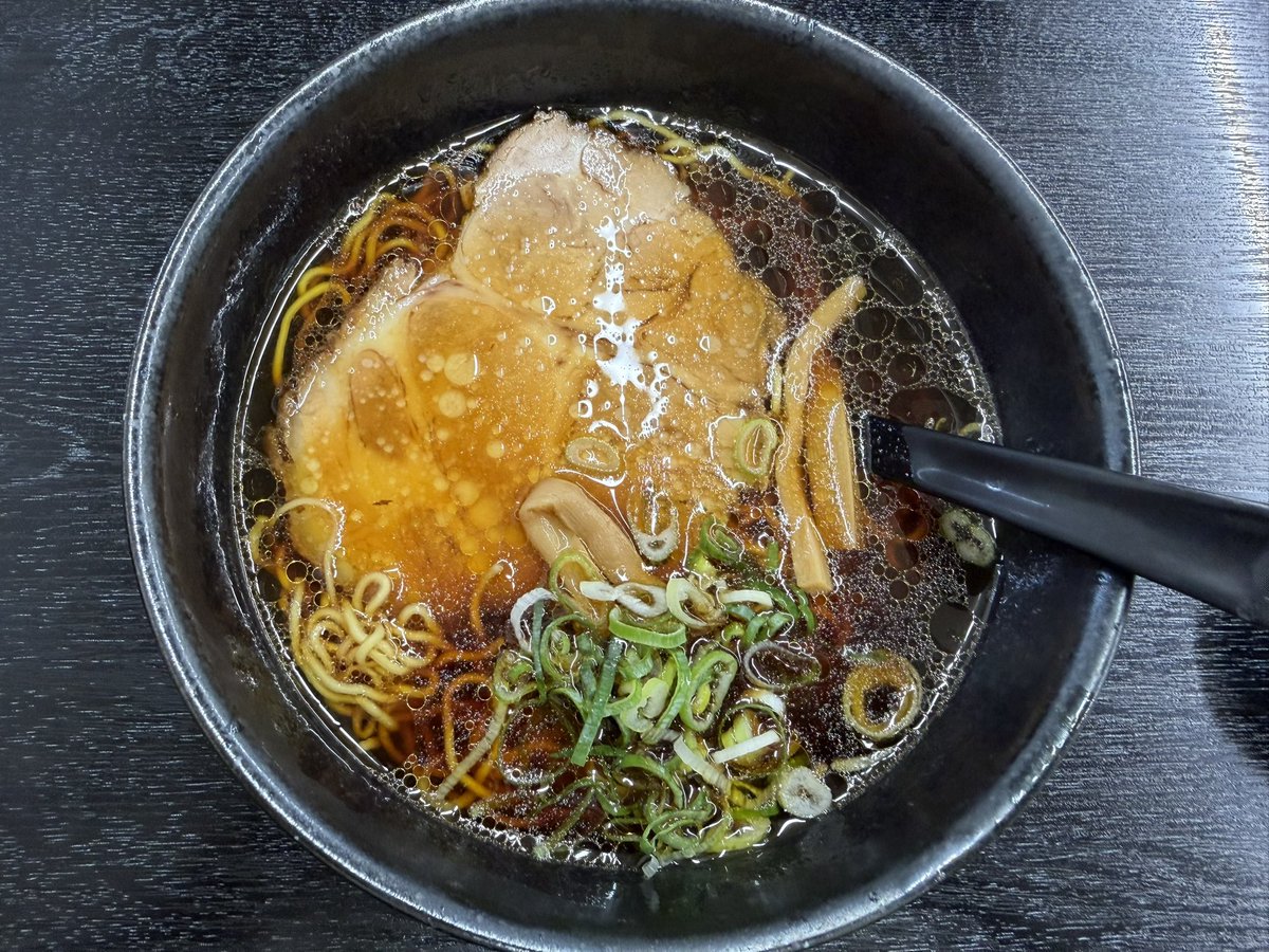 abura114514's tweet photo. 【豚猿】 醤油ラーメンを啜る🍜
#ラーメン
#ramen
#Japanesefood
#静岡グルメ

「Welcome to the Slurp Rock Show🎸🍜」
https://t.co/SQISq3u8hr https://t.co/z9lcPzDyVy