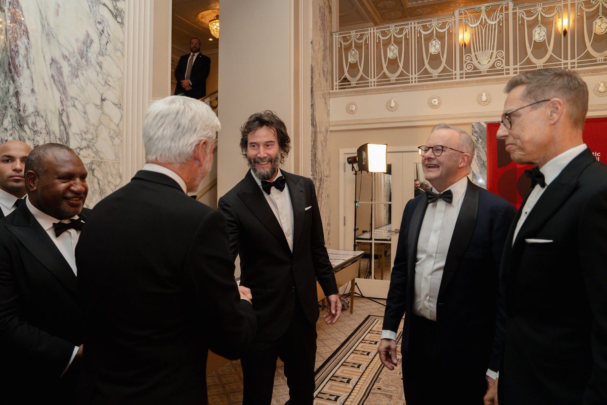 DanielKraus1998's tweet photo. Keanu Reeves a Petr Pavel v New Yorku. 🥂 via @czechdrake, KPR/Tomáš Fongus https://t.co/NxZ0z1SpU4