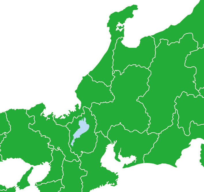 shokuhinet's tweet photo. 北陸（富山、石川、福井）地盤の「アルビス」と「大阪屋ショップ」の2社は、引き続き中京（岐阜、愛知）での出店を強化する中、愛知ではトヨタグループ各社の本社や工場が集積する三河地区へ初めて出店する。大阪屋は今秋、中京4店舗目を愛知県日進市に開設し、アルビスは新たに愛知県知立市へ出店する。

　また、滋賀地盤の「平和堂」は26年ぶりの富山新規出店など北陸を再強化。来期には金沢でのSM出店も計画する。一方、その滋賀にも他地区から初進出が相次ぐ。「ロピア」が9月に、大阪の「万代」は12月上旬に2店同時開設する。岐阜地盤の「バロー」は関東・関西を強化している。そういった中、「ライフコーポレーション」のアルビス買収の一報が入り北陸流通界に激震が走った。北陸、中京、関西すべての府県で人口が減少する中、府県を越境した出店戦略が熱を帯びる。

　北陸のスーパーの強みの一つが北陸の新鮮な海産品だ。中京出店を強化する大阪屋とアルビスの2社は北陸出身を前面に押し出し、「北陸の朝どれ鮮魚」などを売場で大々的に訴求している。

　大阪屋は順調に拡大しており、今期（26年6月期）に1000億円を初めて超えた。現在は中京4店舗目で初の愛知県三河地区となる日進店開設に向けて準備している。特に日進市は、西は名古屋市、東に豊田市があり、トヨタのベッドタウンとも言われている。尾﨑弘明社長は「既存3店舗とは市場性がまったく違うと思っている。これまでの中京MDは継承せず、ゼロから構築していく」と話す。

　アルビスは中京地区に4店舗あり、新たに愛知県知立市への出店が同市の区画整理事業から分かった。知立市も愛知県の三河地区であり、北東は豊田市、西に刈谷市と、トヨタグループの本社や工場が集積している一帯だ。

　池田和男社長は「市場は中京地区で伸ばし、既存店は改装強化でしっかりトップラインを拡大していく」と話した。

　首都圏と関西圏で店舗網を構築するライフの30年度売上高定量目標は1兆円。27年2月期の営業収益見込みは9225億円。ここにアルビスの1000億円強が加われば、空白地だった中京・北陸地区が加わり東名阪に店舗網を展開する1兆円スーパーが誕生することになる。岩崎高治社長は今年4月の決算会見時、同業他社対象のM＆Aについて「積極的に情報収集を行っていく」と述べていた。

　平和堂の北陸への進出は早く、すでに50年強の歴史がある。北陸戦略について、夏原陽平専務はGMSアル・プラザの知名度を生かせる点を挙げ、滋賀で取り組むGMSを中心としたSMのドミナント展開を図っていく考えを示した。18日に新設した富山初のSMを皮切りに、今後も北陸でSM出店を加速させる。

　北陸、中京、関西の広範囲で流通の動きが慌ただしくなってきた。

（9月21日付本紙に「北陸特集」） #市況 #量販店・総合スーパー（GMS）・大手量販 #中京 #万代 #関西 #岩崎高治 #関東 #地域スーパー・リージョナルスーパー・ローカル食品スーパー・ローカルスーパー #愛知県 #トヨタグループ #名古屋市 #三河 #豊田市 #日進市 #岐阜県 #池田和男 #滋賀県 #尾﨑弘明 #大阪府 #金沢市 #刈谷市 #ライフコーポレーション #石川県 #知立市 #アルビス #富山県 #バロー #大阪屋ショップ #福井県 #夏原陽平 #スーパー・スーパーマーケット／食品スーパー（SM） #北陸 #小売 #ロピア #ドミナント・ドミナント戦略 #ライフ