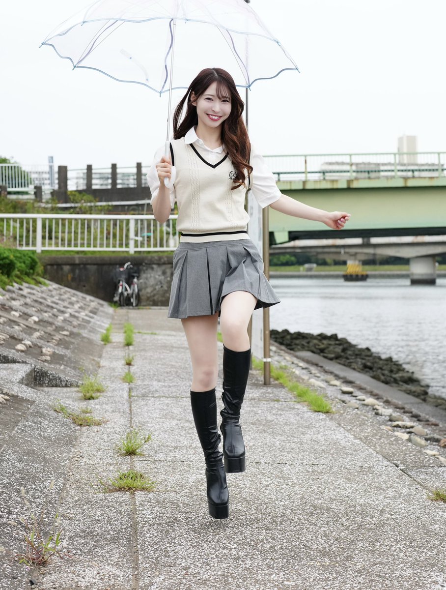 aizawa_asuka's tweet photo. 大雨の中るんるんでスキップしてる私。笑 https://t.co/PTdYD7d7Dg