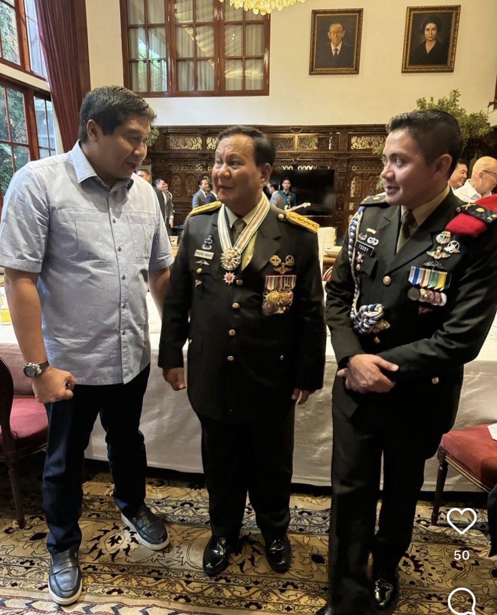 NyaiNeneng's tweet photo. Dihhh.. cara memandangnya itu lho. Salfok. 

Wo.. cuma dimanfaatin doank kayaknya. Kasian amat tuh aki aki 😂😂 https://t.co/fs79YG9TUD