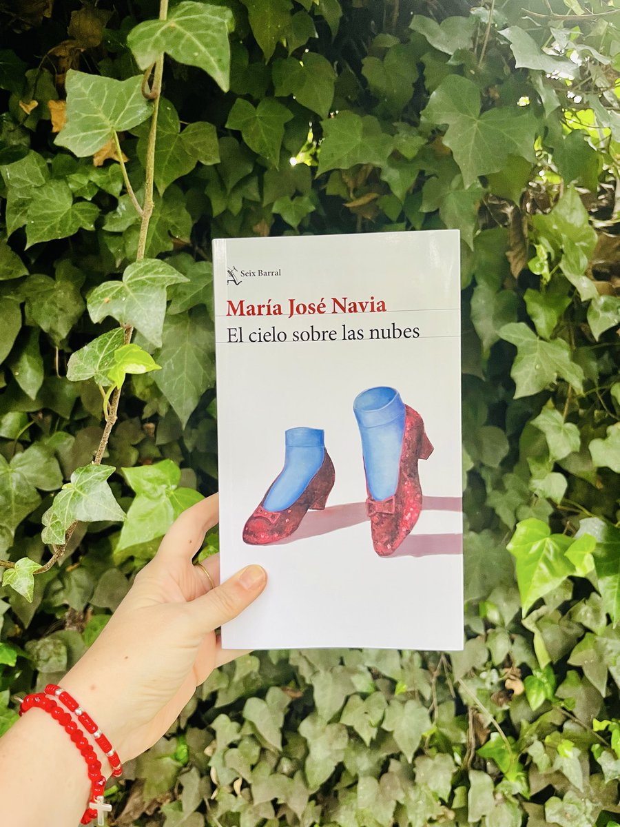 mjnavia's tweet photo. Nerviosa y feliz: ya está en mis manos — y ya comienza el viaje de — este nuevo librito. https://t.co/72XlGffIs3
