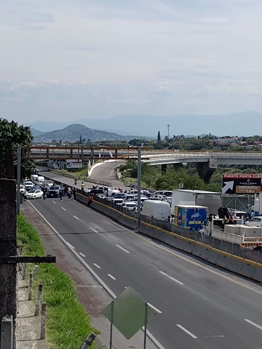 Diario_Supremo's tweet photo. ❌ MORELOS | Continúan los problemas para el gobierno estatal de la morenista @margarita_gs.
Estudiantes normalistas de #Amilcingo protestaron frente a Palacio de Gobierno, en Cuernavaca Morelos dónde quemaron 🔥colchones para exigir atención de la gobernadora.
También cerraron la autopista Cuernavaca-Acapulco a la altura del puente ‘Sin Fin’.
#CDMx #Guerrero #Normalistas #Morena #4T