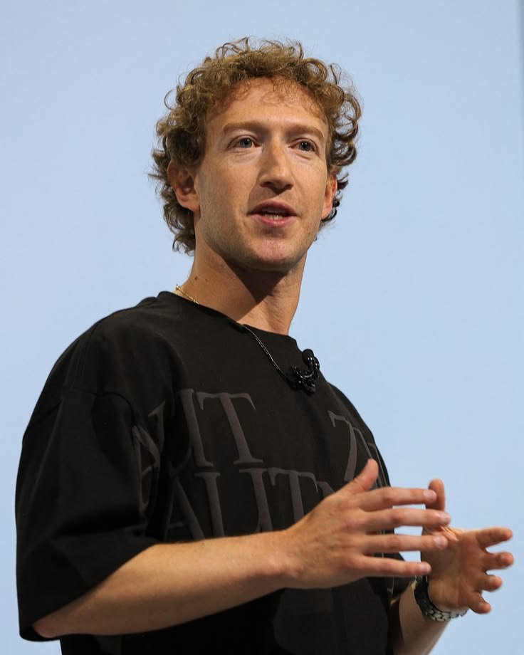PopEmpirex's tweet photo. Mark Zuckerberg on LISA's New Meta Glasses:

"Meta Glasses by Lisa come with Lisa's star on the temple tips, a custom case, and a charm from Lisa's world" https://t.co/6m6WFJ936e