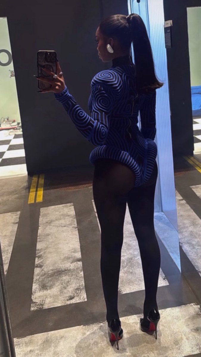 Kikisikee's tweet photo. HELLO? 

OLANDRIA OFF-WHITE 10x10 #OlandriaxOffWhite #Olandria https://t.co/c6BeOF2j3L