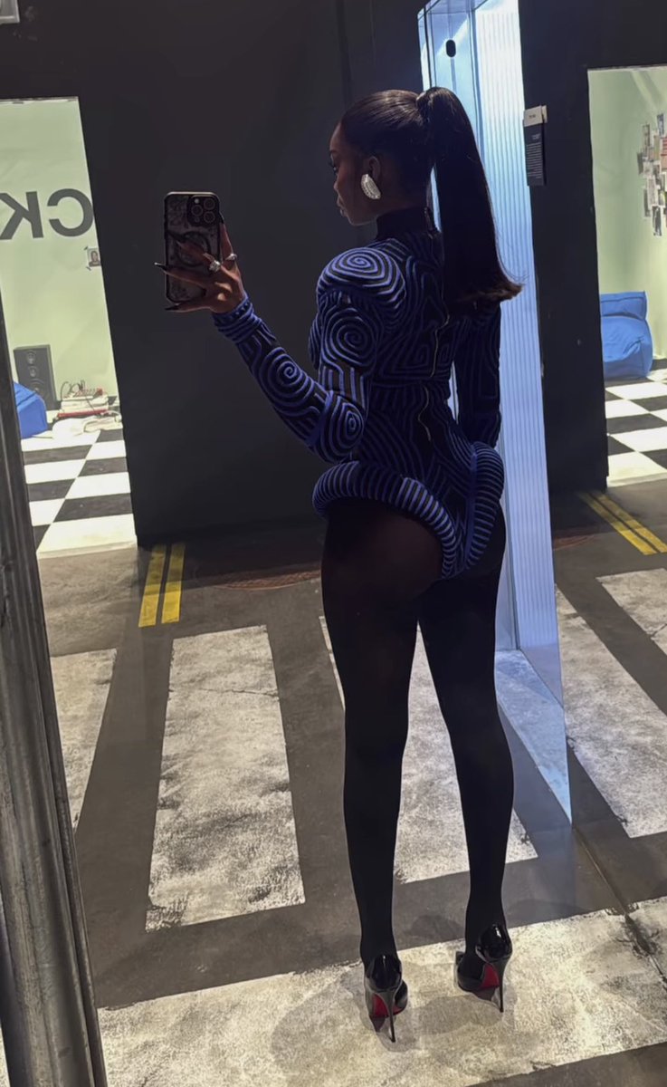 mylorensworld's tweet photo. HENNII SHE GAGGED THE SET SO BAD WHEWW

OLANDRIA OFF-WHITE 10x10  #OlandriaxOffWhite #10x10 https://t.co/ZXfwZyjV57