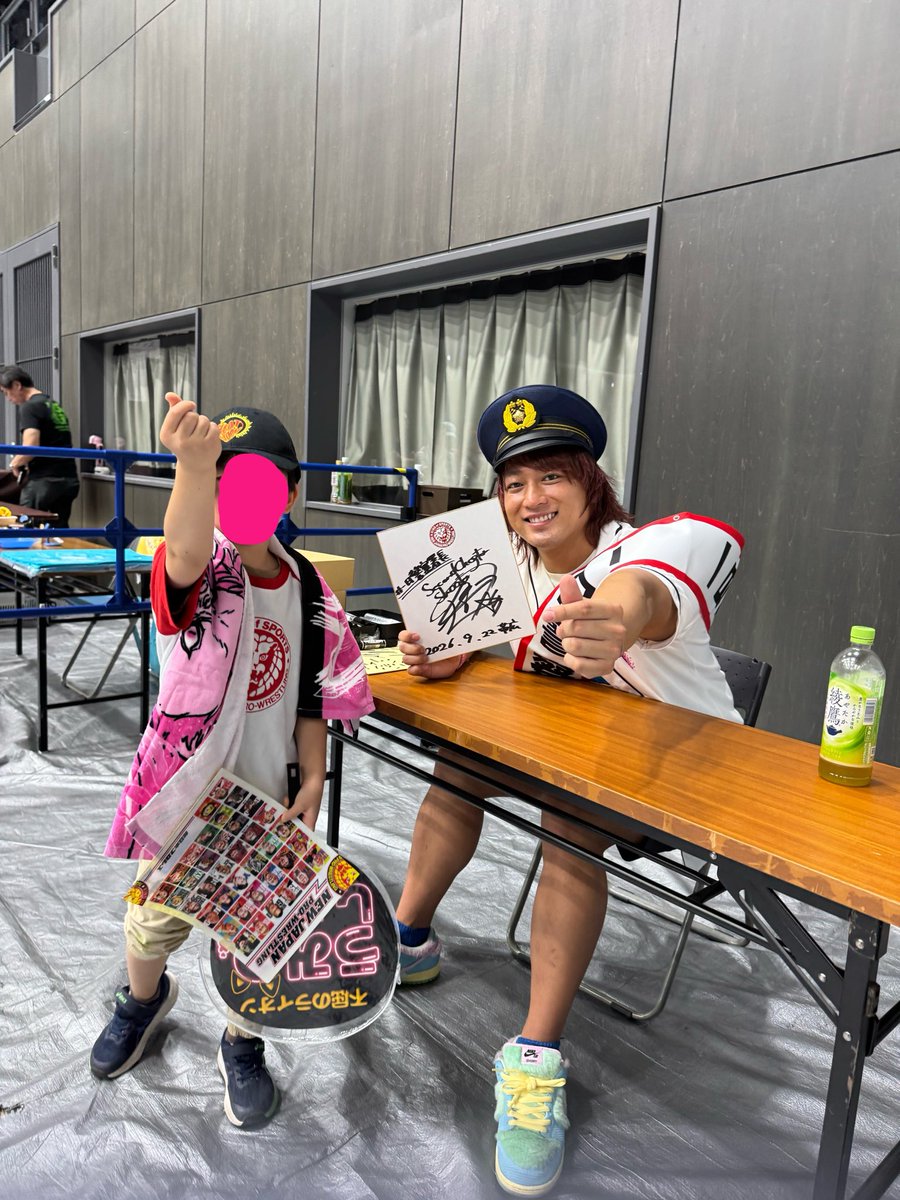 maronkttk's tweet photo. 帯広の思い出。
上村選手の撮影会と試合後に行われた海野選手のサイン会。
撮影会に並んでる間に海野選手が一日署長として登場👮‍♂️ファンに対して神対応で感動しました🩷
上村選手は、相変わらず爽やかでマイナスイオン発生してる気がしました❤️‍🔥
#上村優也 #海野翔太 #njdest https://t.co/azGFU5lomv