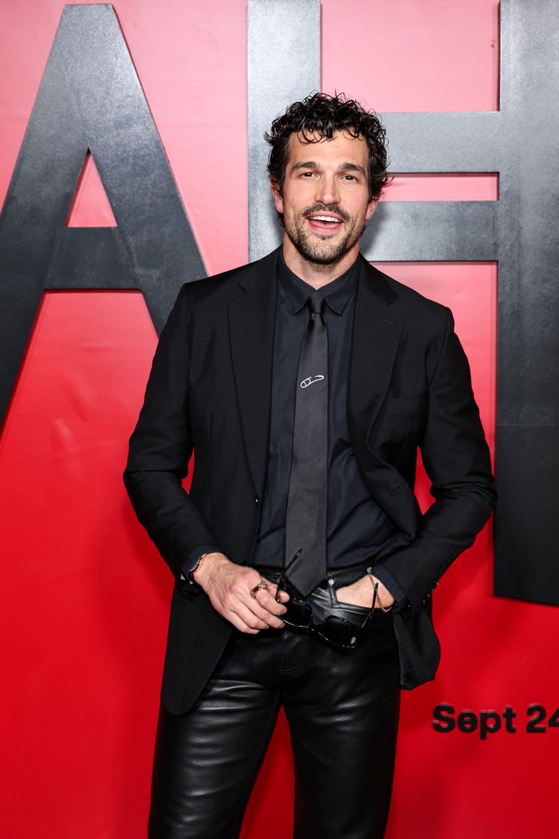 ahsfxoficial's tweet photo. Paul Anthony Kelly acaba de chegar na premiere de #AHS13 em New York. https://t.co/bKdDiD9RPu