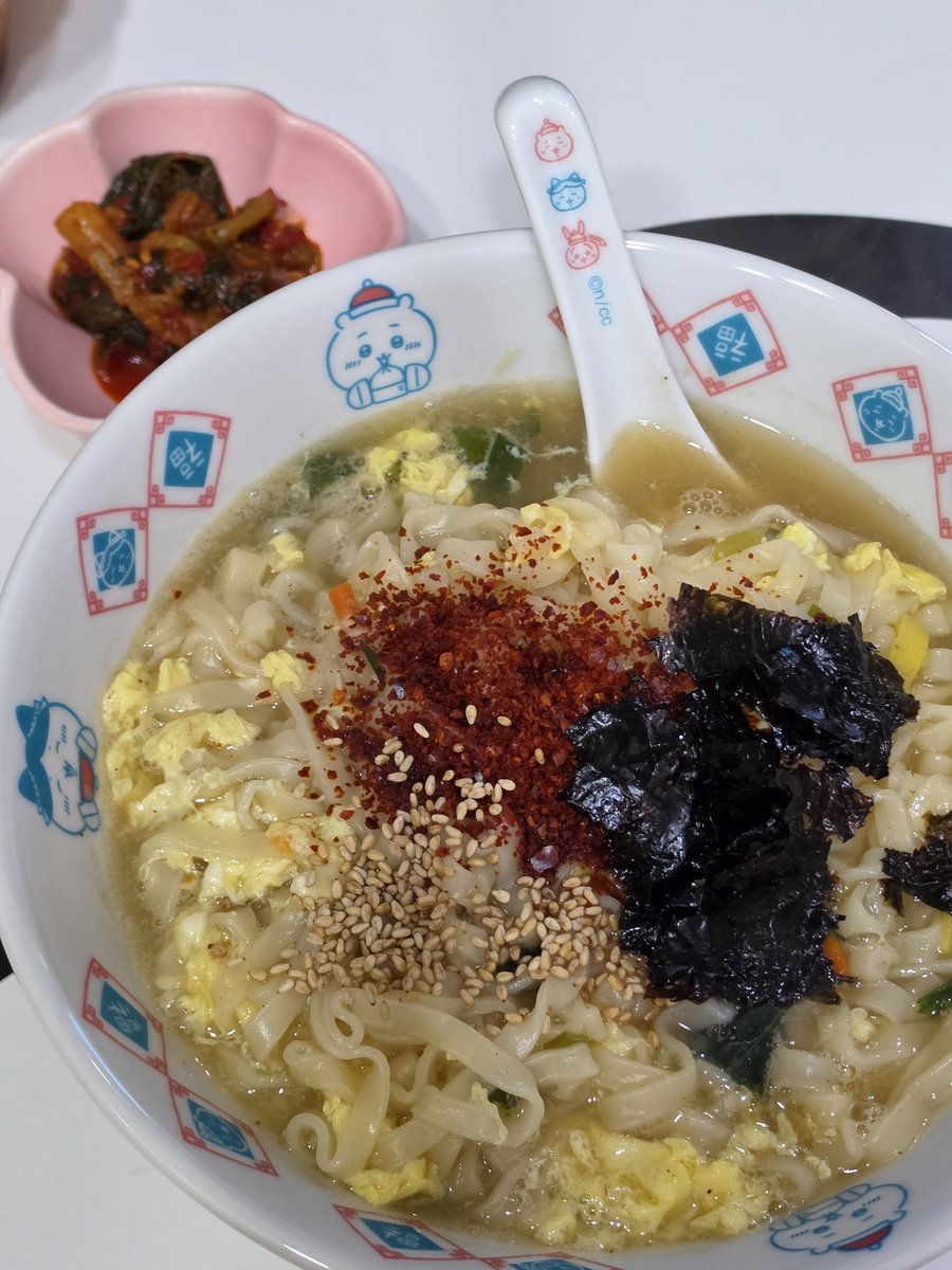 _loverboy88_'s tweet photo. 오늘의 궁금해요
멸치칼국수 10분 레시피

멸칼 한번도 먹어본 적 없는데 트친이 멸칼10분 엄청 강추해서 저도 먹어봄😳 완전 파는맛이라 신기했어요 맛있음! 되게 간단하니까 한번 해먹어보는것도 추천해요^.^

레시피: 물900ml에 멸칼 10분 끓이고 계란물, 다진마늘, 고춧가루, 깨, 김 올려서 마무리 https://t.co/EgCGnNcSzm