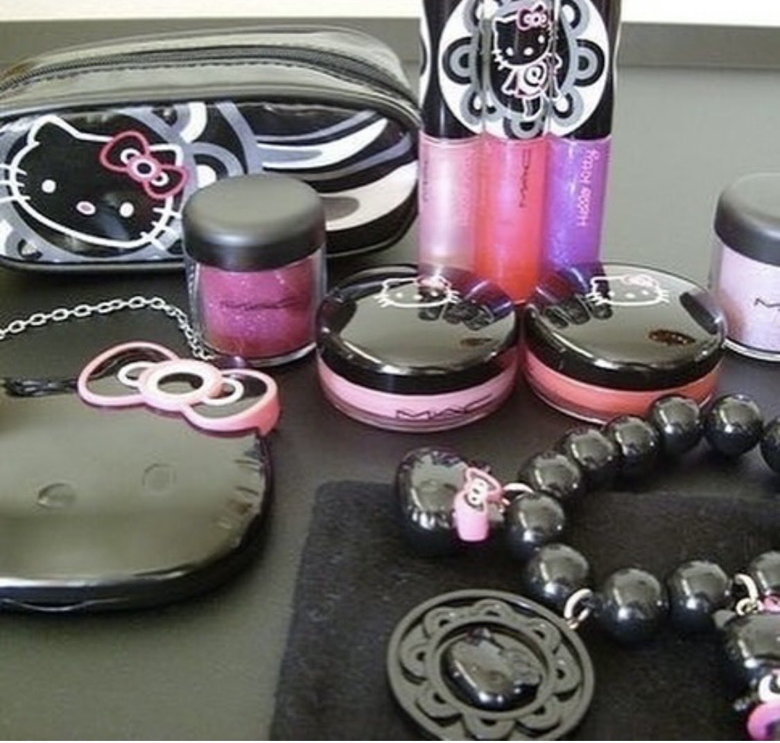 virtualh3arts's tweet photo. MAC cosmetics x Hello Kitty (2009) 💗 https://t.co/68q2EEr77d