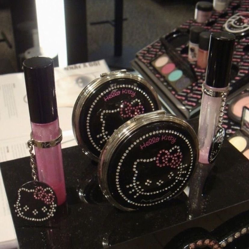 virtualh3arts's tweet photo. MAC cosmetics x Hello Kitty (2009) 💗 https://t.co/68q2EEr77d