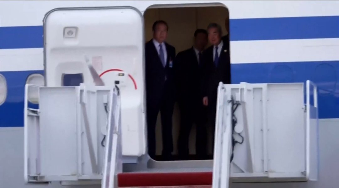 mountgoblin's tweet photo. 美国人工作就是细致、专业，能够跪下整理红毯以迎接中国领导人。
         不像老中，这种就是形式主义、官僚主义。😜😜😜 https://t.co/ACJhzVraRb