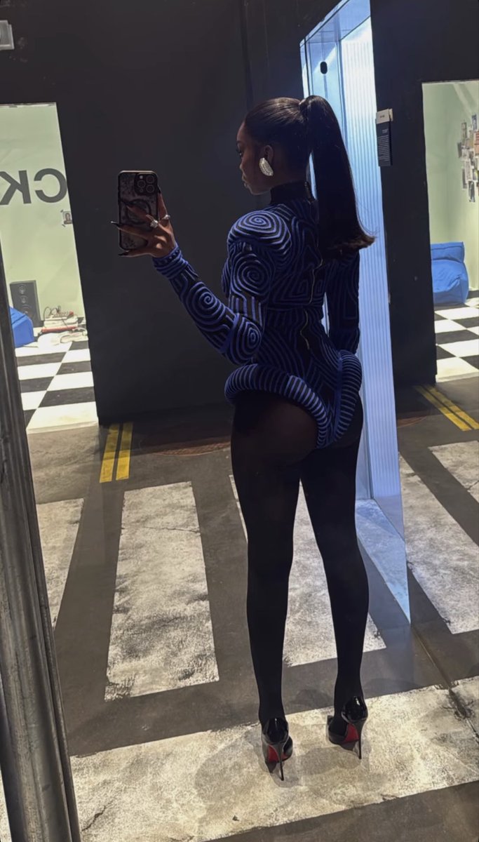 smokechokecroak's tweet photo. OH THIS IS EVERYTHING, the way the shapes of each part of the outfit come together plus the patterns made by the design and the contrast between the black and the blue is amazing 

OLANDRIA OFF-WHITE 10x10  #OlandriaxOffWhite #10x10 https://t.co/10gnX6mukk