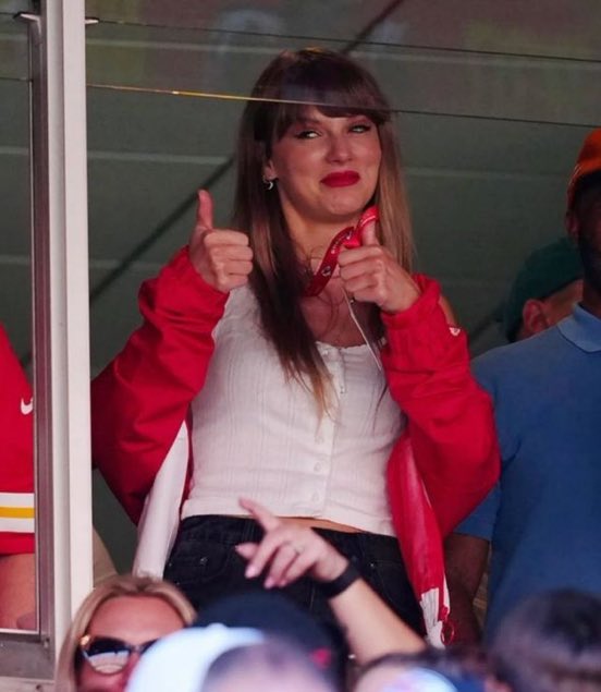 thetnttimes's tweet photo. 3 years ago today Taylor Swift showed up to her first chiefs game https://t.co/9QKEvzDMMH