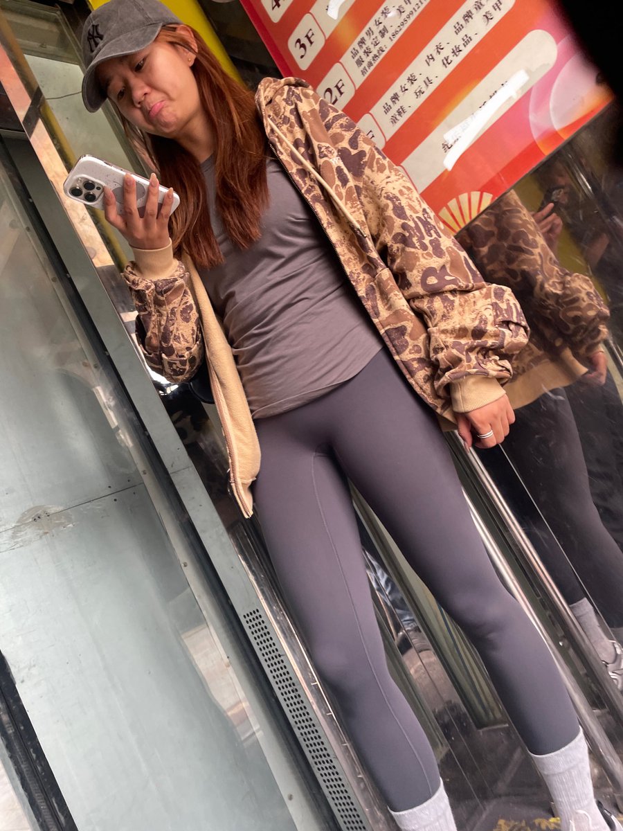 liveoldJoe's tweet photo. 我们还是要多出门走走
亮眼的风景在房间里是看不到的
别人的女朋友
喜欢穿成这样给你看
#人妻
#女友
#绿帽
 #瑜伽裤 https://t.co/PCXoiJ882W