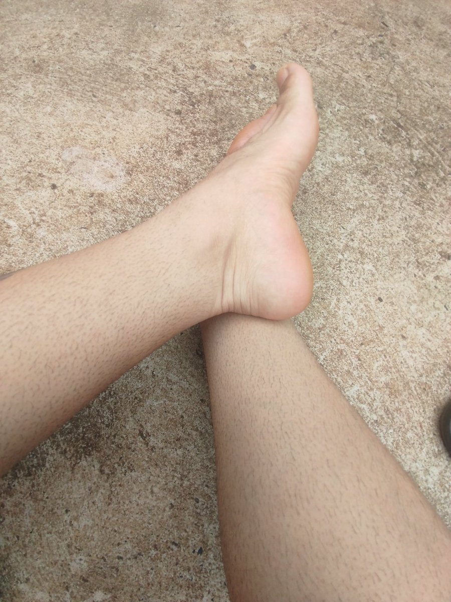 UrsoAtivoRP's tweet photo. Meus pés são lindos e maravilhosos preciso de uma boa massagem alguem se habilita? 
#feetlove #pes #feet https://t.co/zXh5UGV4zq