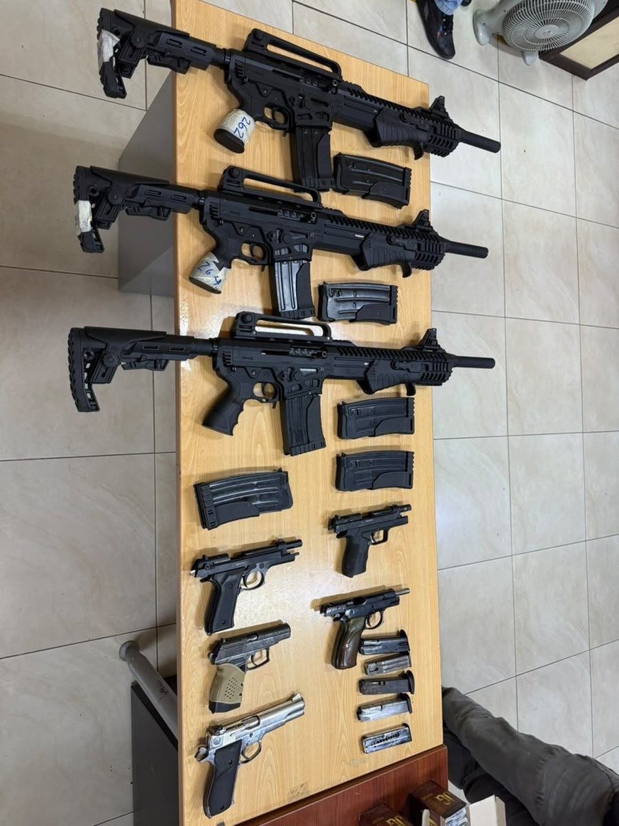 JohnReimberg's tweet photo. GOLPE A LOS CHONE KILLERS EN DURÁN: DOS APREHENDIDOS Y OCHO ARMAS DE FUEGO INCAUTADAS

La Policía Nacional ejecutó la operación “ATLAS-240-UNIT” en el sector San Jacinto Los Rosales, en Durán, donde fue allanado un inmueble que presuntamente era utilizado por integrantes de los Chone Killers como centro de acopio y almacenamiento de armas de fuego y municiones. Durante la intervención fueron aprehendidos Jonathan Jair Salazar Castro y Carmen Victoria Castillo Caicedo. En el inmueble se encontraron 8 armas de fuego: 3 fusiles y 5 pistolas, además de 350 municiones de diferentes calibres y 13 alimentadoras. Entre las armas incautadas constan tres fusiles y cinco pistolas de diferente calibre y marcas. 
Las personas fueron puestas a órdenes de la justicia para el debido proceso.

Seguimos trabajando.