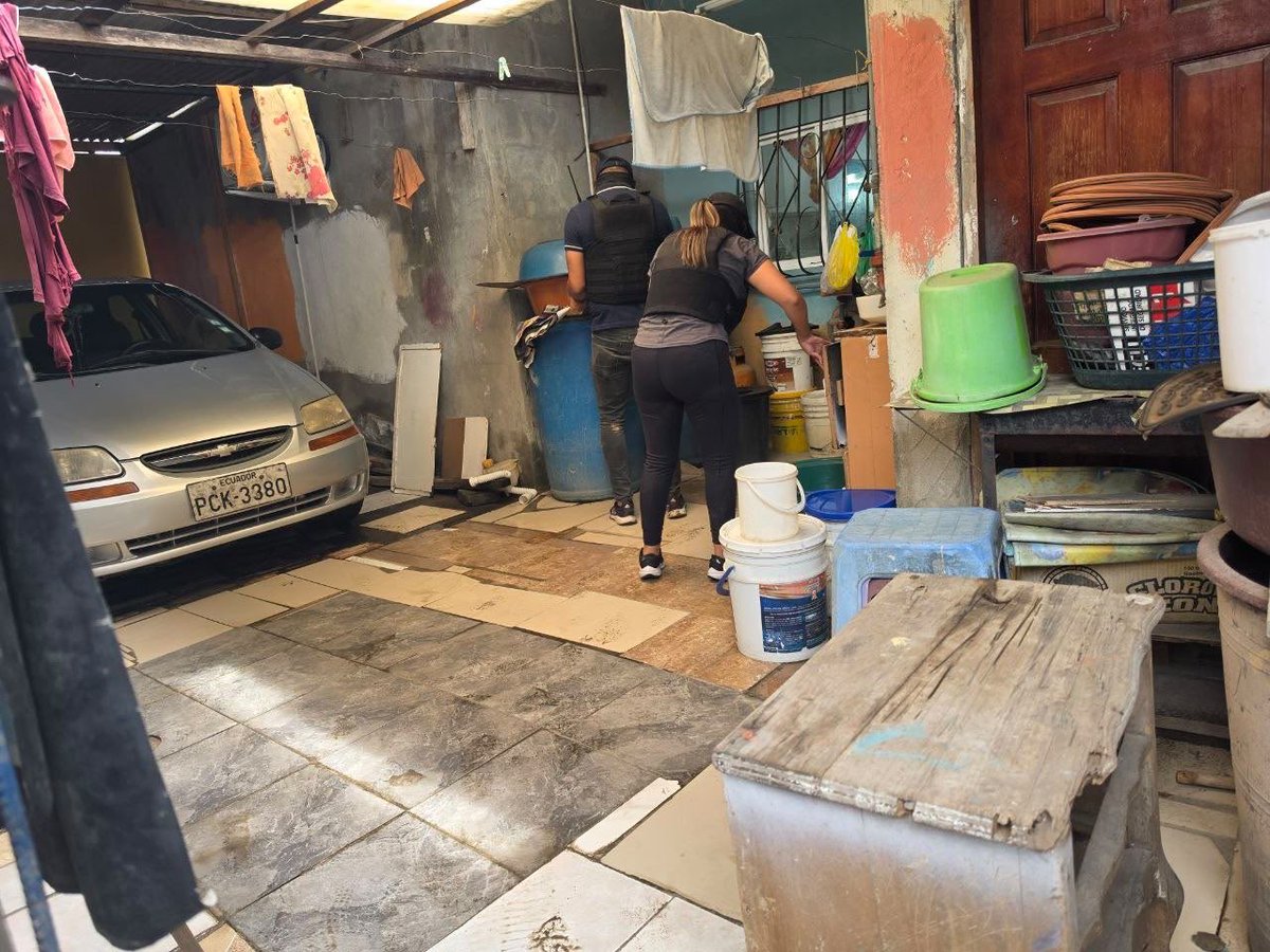 JohnReimberg's tweet photo. GOLPE A LOS CHONE KILLERS EN DURÁN: DOS APREHENDIDOS Y OCHO ARMAS DE FUEGO INCAUTADAS

La Policía Nacional ejecutó la operación “ATLAS-240-UNIT” en el sector San Jacinto Los Rosales, en Durán, donde fue allanado un inmueble que presuntamente era utilizado por integrantes de los Chone Killers como centro de acopio y almacenamiento de armas de fuego y municiones. Durante la intervención fueron aprehendidos Jonathan Jair Salazar Castro y Carmen Victoria Castillo Caicedo. En el inmueble se encontraron 8 armas de fuego: 3 fusiles y 5 pistolas, además de 350 municiones de diferentes calibres y 13 alimentadoras. Entre las armas incautadas constan tres fusiles y cinco pistolas de diferente calibre y marcas. 
Las personas fueron puestas a órdenes de la justicia para el debido proceso.

Seguimos trabajando.