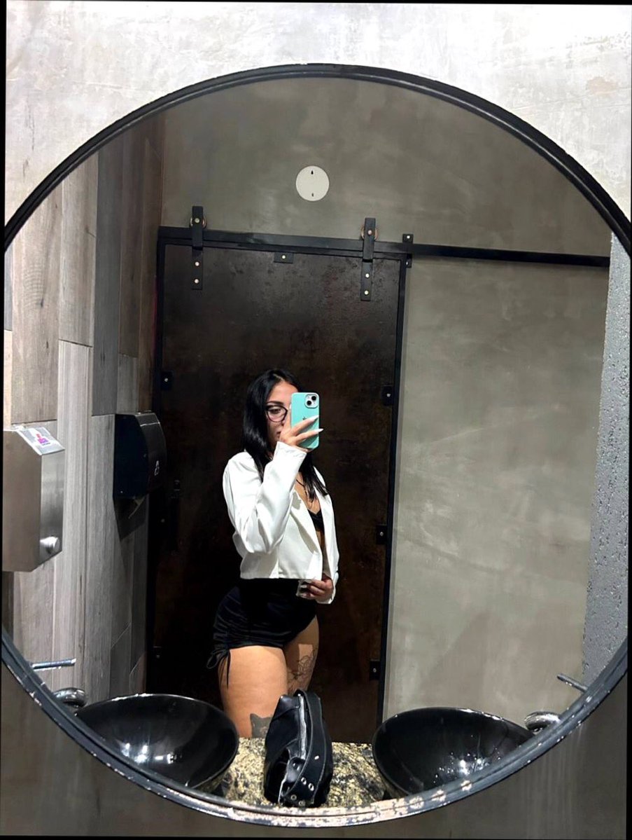 Briannad2ut's tweet photo. am i giving girlfriend vibes? 👀 https://t.co/V2Ux2QVq8e