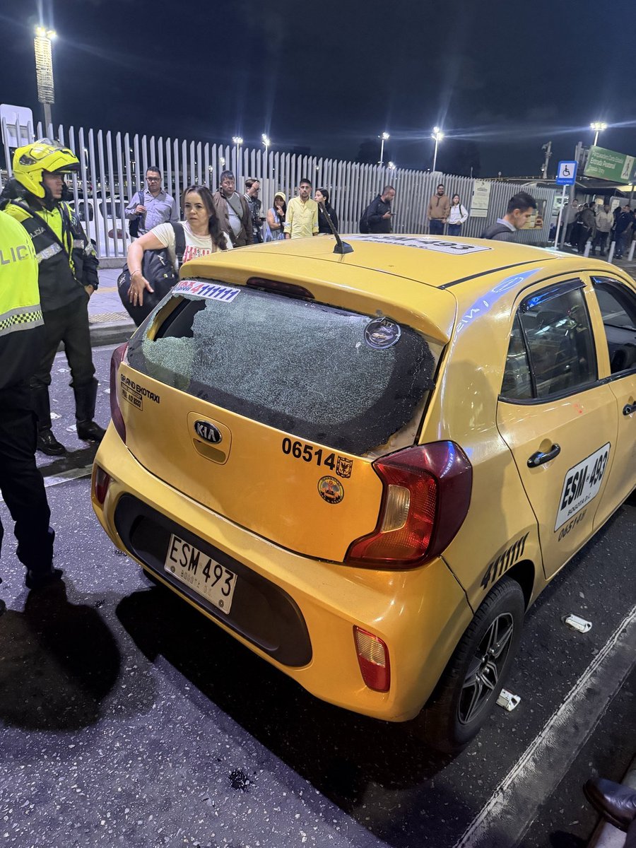 ColombiaOscura's tweet photo. #ATENCIÓN. Hace pocos mins se reportó balacera y una fuerte alteración del orden público en las inmediaciones del Arpto/El Dorado en Bogotá, al parecer derivada de enfrentamientos y bloqueos protagonizados por taxistas en la zona de la terminal aérea.

En desarrollo... https://t.co/LI2r7RlC3Q