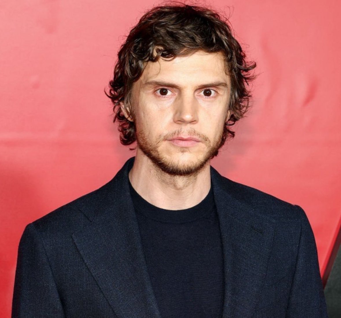evan4eva_'s tweet photo. why he looks scared https://t.co/lO0HQfuUyf