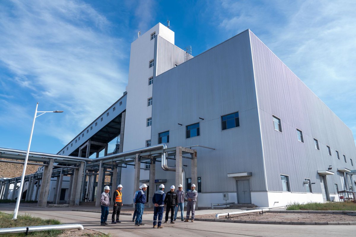 energy_gov_mn's tweet photo. Өвөлжилтийн бэлтгэл хангахад салбарын 46 үйлдвэр, компани нийт 1600 орчим нэр төрлийн ажил гүйцэтгэхээр төлөвлөсөн. Есдүгээр сарын байдлаар салбарын хэмжээнд өвөлжилтийн бэлтгэл ажлын гүйцэтгэл 79% хүрээд байна. Төвийн бүсийн ДЦС-уудын нүүрс нөөцлөх төлөвлөгөөний биелэлт 94% https://t.co/uoJ1tr88hj
