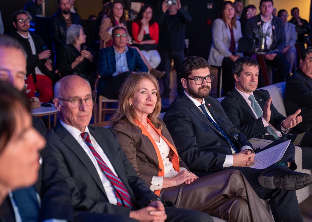 Josefcolagos's tweet photo. Chile tiene enormes oportunidades y para aprovecharlas necesitamos personas preparadas para transformar las ideas en trabajo, innovación y resultados concretos. 

Hoy participé en la premiación Fuerza TP, Técnicos Profesionales por Chile, junto a @LucasPalaciosC, rector de @Inacapinos; @susanajimenezs, presidenta de la @CPCchile ; Cristián Edwards, vicepresidente ejecutivo de El Mercurio; Carlos Schaerer, director de El Mercurio; y representantes de gremios y mundo académico. Felicitaciones a quienes fueron reconocidos en esta segunda edición. Su talento, preparación y compromiso son una contribución concreta al desarrollo de Chile.