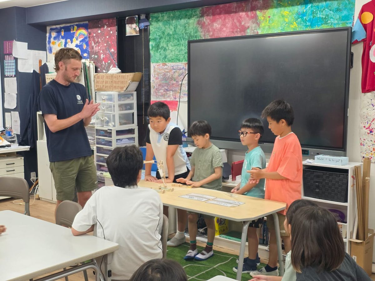 cgk_ja's tweet photo. 完成した作品だけでは、見えない学びがあります。

CGK Afterschoolのサマースクールで行った、2日間の油圧・空気圧マシン作り。最後には約30分の発表時間を設け、各チームが実演とともに工夫や難しさを説明しました。

あるチームが苦戦したのは、持ち上げる力の改善。話し合い、協力し、何度も試し、諦めずに取り組むことで課題を乗り越えたことを伝えています。

装置を動かすと、何ができるかが見える。その過程を説明すると、どんな判断や粘り強さがあったかも見える。

設計と試行だけでなく、学びを振り返り、共有することも、このプロジェクトの大切な一部です。
CGK Afterschoolの対象: G1～9。

CGK Times 8月号: https://t.co/8PsJUFy1Gy