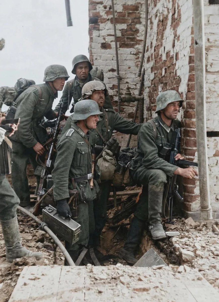 fasc1nate's tweet photo. German troops at the gates of Stalingrad, 1942

More photos:
https://t.co/kniIDCf9D5 https://t.co/y1NeFe5mk8