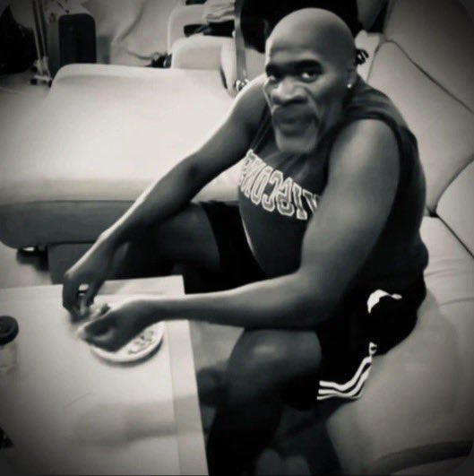 tezzuko's tweet photo. @jayapaid @NOTGOINGBCK who he think he fooling https://t.co/Wfl1hnTgX4