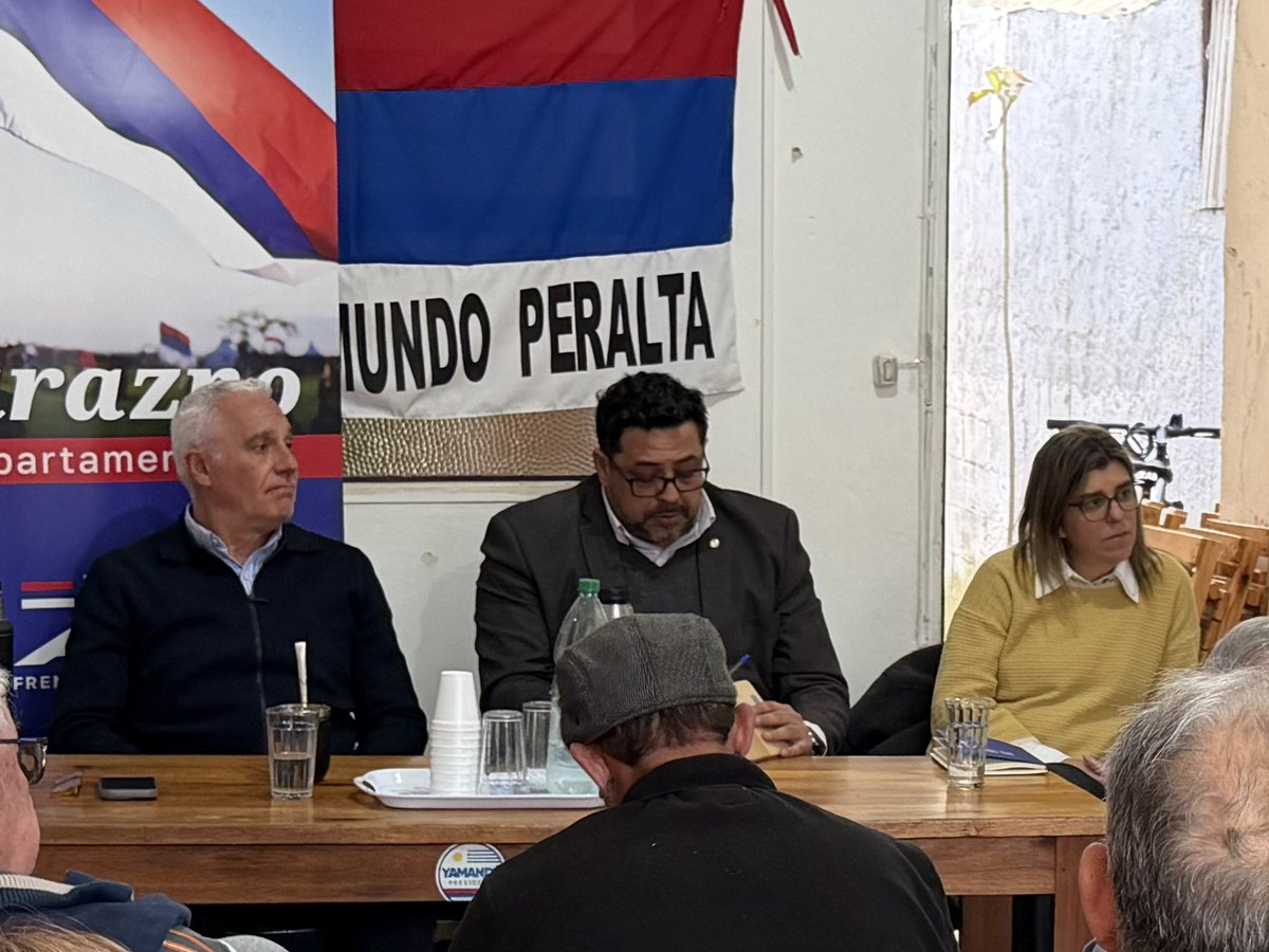 CNegro7's tweet photo. Cerramos una productiva jornada visitando a los compañeros y las compañeras de la mesa política del Frente Amplio Durazno. 

Escuchamos sus planteos y compartimos el trabajo que venimos realizando en el departamento en materia de seguridad. 

Agradecemos el recibimiento y el intercambio siempre enriquecedor.