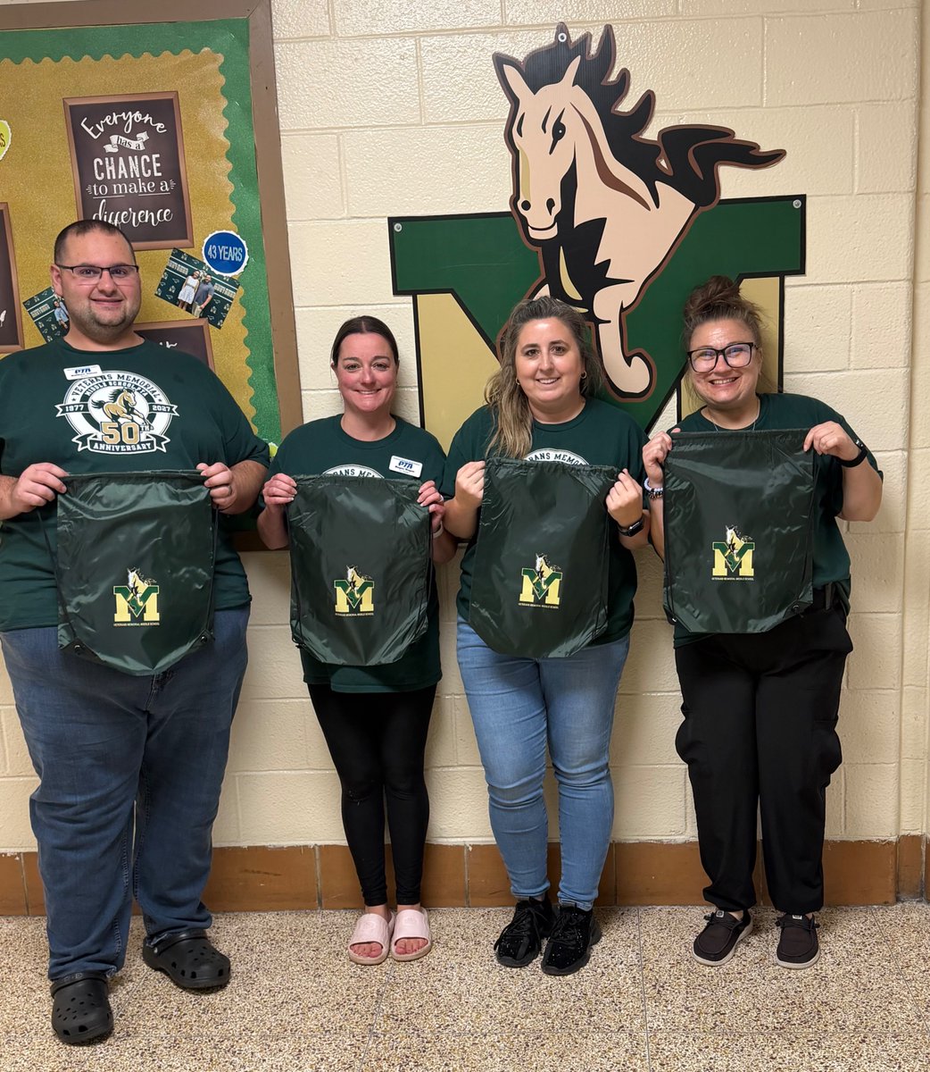 VMMSPTA1's tweet photo. 💚💛 HUGE Mustang thank you to Royal Stitch &amp; Print for donating 50 custom VMMS drawstring bags to our Mustang Market Pantry! 🐴 Thank you for supporting our students! @VMMSMustangs @MsTri_teach_run @MGawronskiVP https://t.co/D6XUsqyu4M