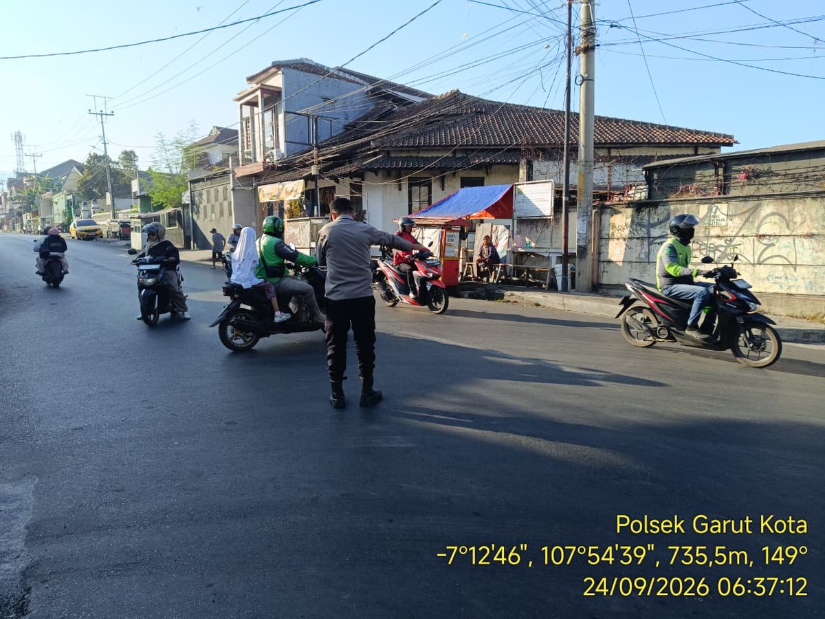 GarutPolsek's tweet photo. Pelayanan publik rawan pagi personil Polsek Garut Kota https://t.co/FpMPXLBzFW