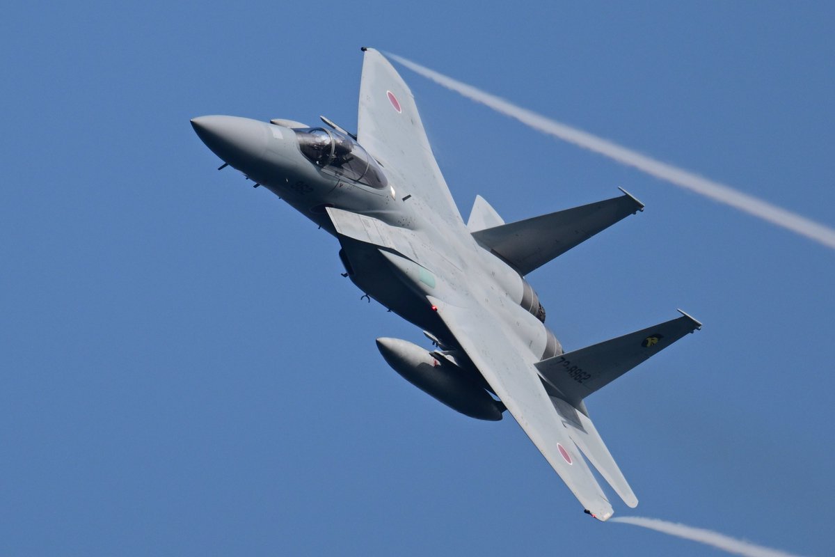 pa__chi's tweet photo. 通常塗装が機動飛行やってる中スペマがスーっと降りていく、よく分か��ん状況
#小松基地 https://t.co/bDx595PBbN