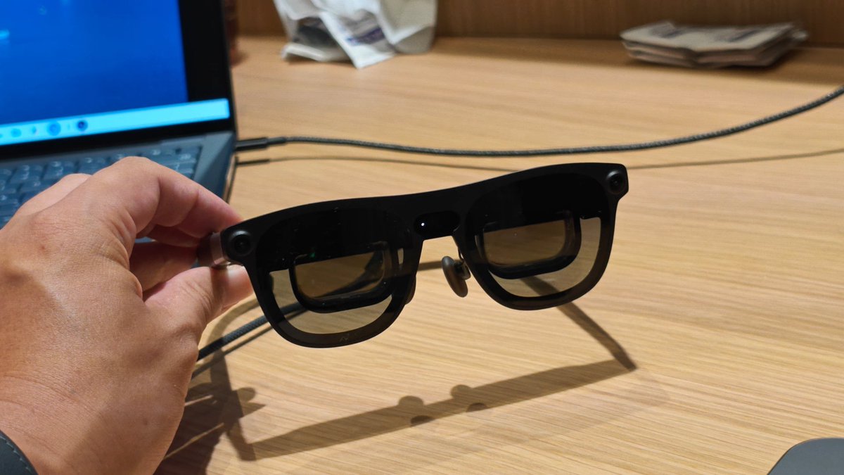 sunmattu's tweet photo. XREAL AURA体験できた!
これはすごいな!視野角も広がってるし、快適!
AndroidXRもめっちゃ楽しい!
これは早く欲しい…!!
#SnapdragonSummit
#XREALAURA #AndroidXR
#XREAL
@Snapdragon_JPN @XREALJapan https://t.co/xiXoLrQzBz