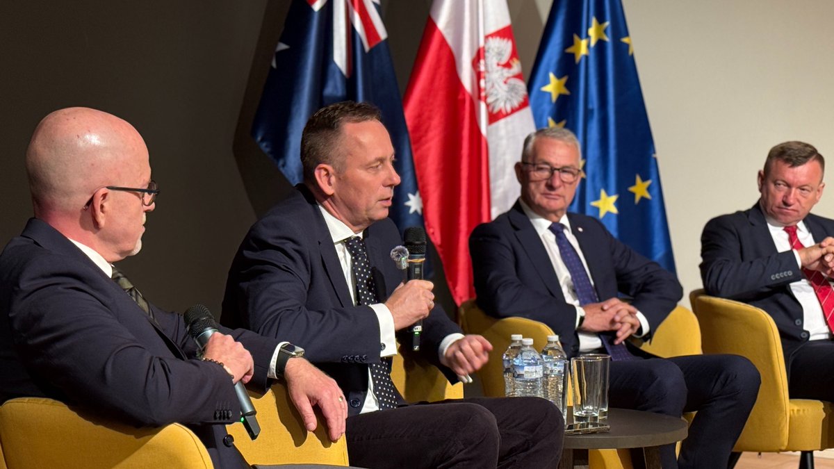 PLinSydney's tweet photo. Posłowie @Konwinski_PO @MarekRzasa1 @RzepaJarek podczas spotkania w KG w Sydney z przedstawicielami środowisk polonijnych rozmawiali o działaniach sejmowej Komisji ds. Łączności z Polakami za Granicą i potrzebach🇦🇺 Polonii w zakresie 🇵🇱 szkolnictwa i kultury.
#Polonia
#sejm https://t.co/f0otOQWpqe