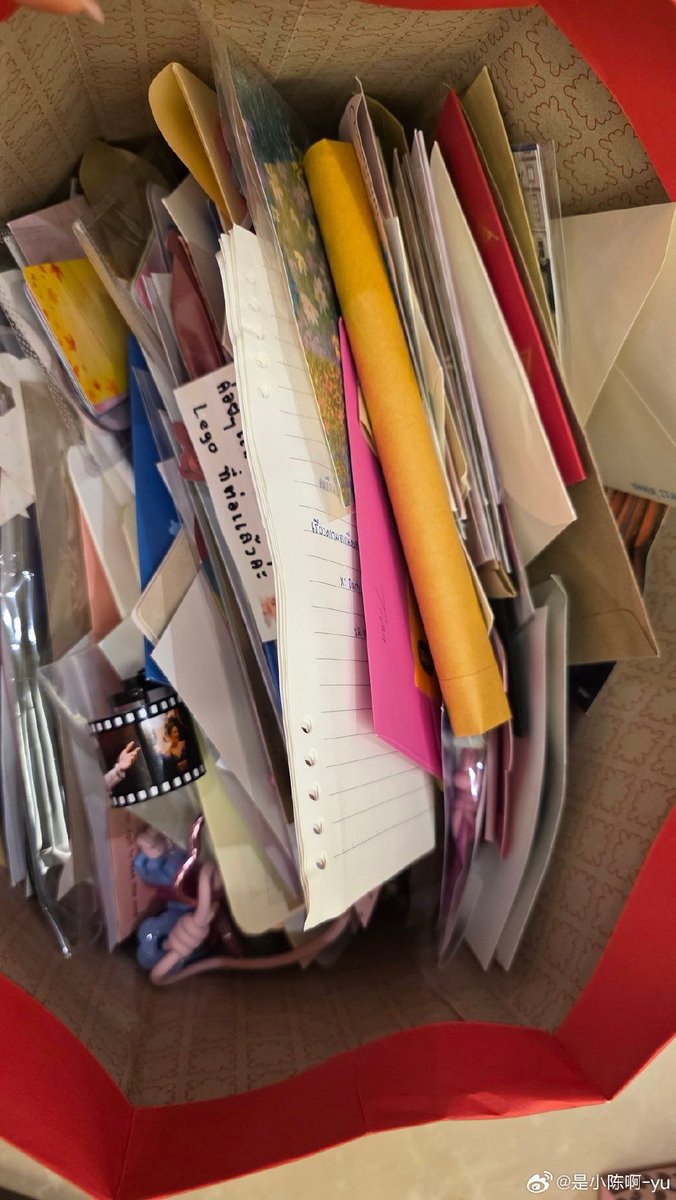 DakocinFitri's tweet photo. Tackled the junk drawer chaos! Found old concert tix, vintage postcards and a forgotten photo album. Today’s small win: sorting 10 years of random stuff and donating what I don’t need. #DeclutterWin https://t.co/wGtm7bohho