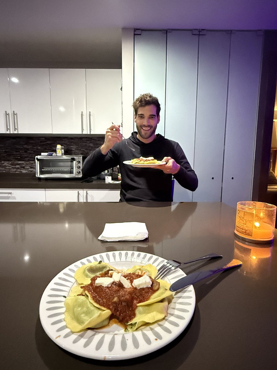 alanalliterass's tweet photo. @BellAcolluccii @GutyCarreraT Y como me encanta ver el mundo arder🤭aquí les va una foto de una cena que me COCINO Guty, pero la vdd antes de top chef no era su fuerte así que igual prefería que me invite a restaurantes deli, porque a la que le gusta cocinar es A MI🤣. https://t.co/yXMkjS51FX