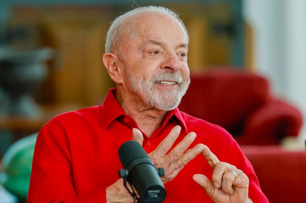 golsdobrasil1's tweet photo. 🚨 ATENÇÃO!

Governo Lula prepara MP para PROIBIR as bets no Brasil.

A medida pode ser assinada ainda nesta semana. O governo chegou a avaliar manter as apostas esportivas e proibir apenas os cassinos online, mas a proposta em discussão passou a prever o fim das bets de forma mais ampla. 

O governo também estuda uma ação para que empresas de apostas arquem com dívidas de pessoas superendividadas pelo jogo. Para o futebol, a intenção é abrir uma mesa de negociação com os clubes para discutir maneiras de reduzir o impacto financeiro de uma eventual proibição. 

A MP ainda não foi publicada, portanto a proibição não está em vigor.

🗞️ @sbtnews | Túlio Amâncio⁠
📸 Ricardo Stuckert
