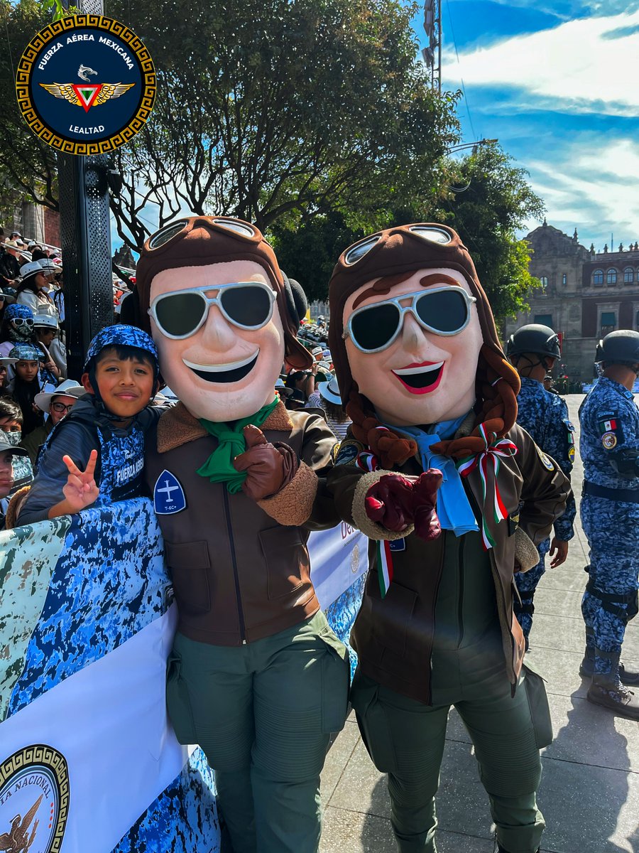 FuerzaAereaMx's tweet photo. Nuestros embajadores de la alegría.

Durante el Desfile Cívico Militar 2026, el Teniente Valente y la Teniente Celeste alentaron con dinamismo el acercamiento social de la Fuerza Aérea Mexicana. Su presencia facilitó la vinculación con las familias mexicanas, transmitiendo con calidez el orgullo, la identidad y vocación de servicio de las Fuerzas Armadas.

Fortaleciendo el lazo de confianza y orgullo entre la aviación militar y las familias mexicanas.