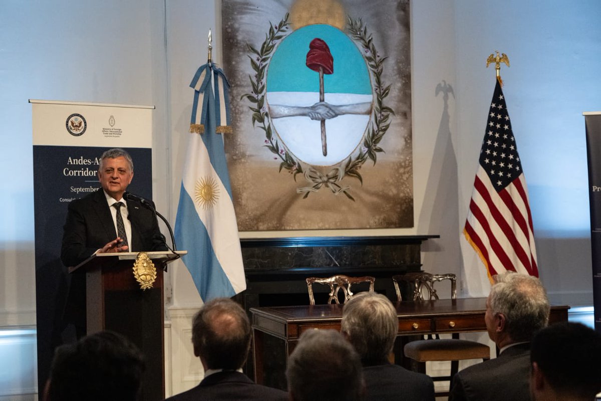 HoracioMarin_ok's tweet photo. Hoy tuvimos una gran noticia para Argentina LNG. 

En Nueva York, durante el U.S.-Argentina Forum on Supply Chains, Energy & Infrastructure, @EximBankUS  nos presentó una propuesta de financiamiento de largo plazo de hasta US$6.000 millones para acompañar el desarrollo de Argentina LNG. 

Estuve junto al canciller, @pabloquirno; el ministro de Economía, @LuisCaputoAR; los embajadores @USAmbassadorARG y @alejandrito, entre otros referentes de ambos países.

Lo más importante de este anuncio es lo que representa, Argentina LNG sigue generando interés y respaldo concreto a nivel internacional. 

Vamos a trabajar para convertir esta oportunidad en una realidad para la Argentina.

#YPF #EnergíaArgentina #YPFClaseMundial #ArgentinaLNG