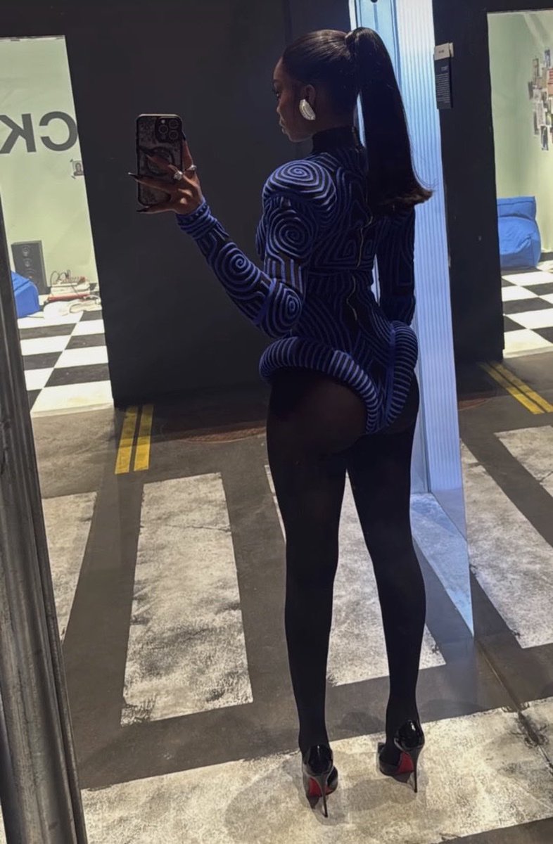 ArtLoverQ's tweet photo. Alexa, play Alien Superstar by Beyoncé. 💙🖤

OLANDRIA OFF-WHITE 10x10
#OlandriaxOffWhite #10x10 https://t.co/8uKoPkcMYc