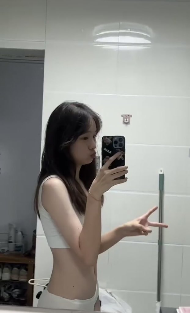 Zoe513p's tweet photo. 这个点了还有人吗？   

刚拍的形体课照，有人锐评吗？ https://t.co/RVdI3fpE35
