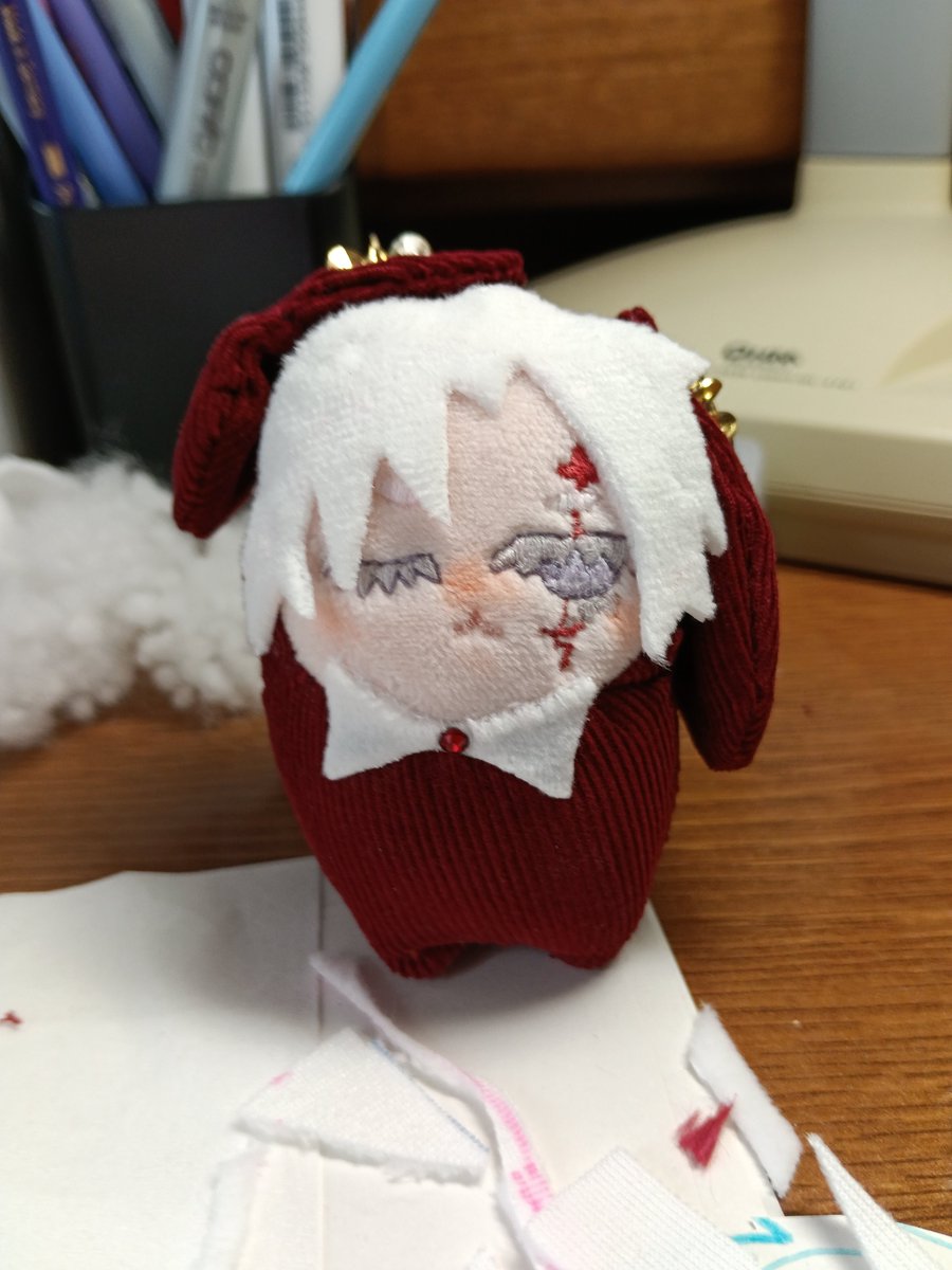 yassakou's tweet photo. アレンinパンドラランドこれ。
ワインレッドの生地を使ったぬいを自作できないかな〜って考えてたら「せやアレン！」と閃いて型紙から作った。

#自作ぬい https://t.co/OWOOXr05sd