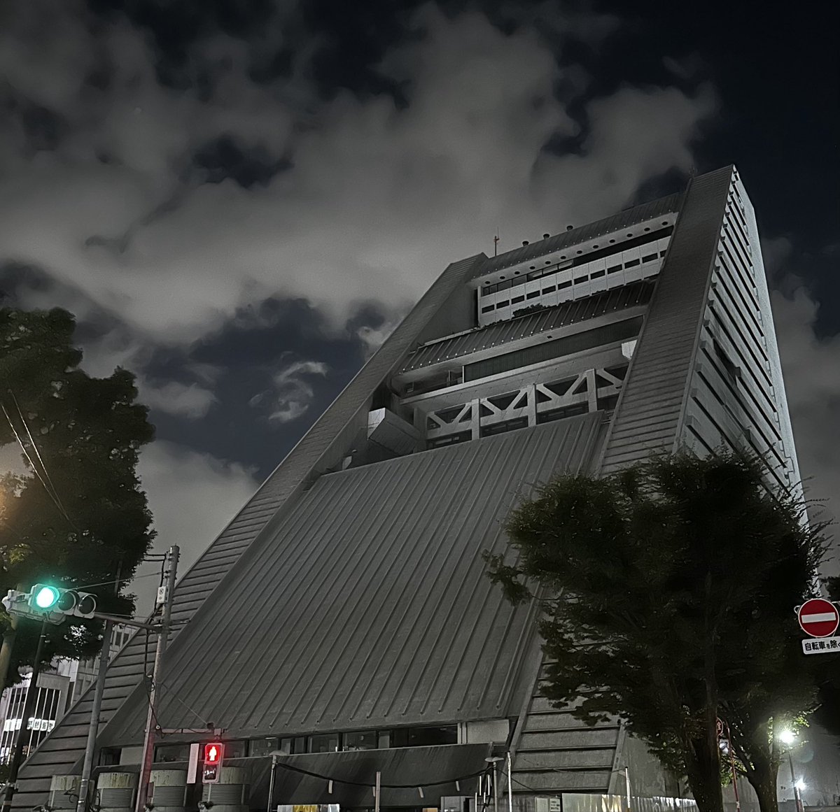 amnet_jiohs's tweet photo. これは中野サンプラザを裏側から撮った風景なんだが。
これを見てジャガーバルカンのあの部分に似ているなぁと思ったしだいだ。
何を言っているのかわからないと思うので忘れてくれ。 https://t.co/6EFuYAM64b